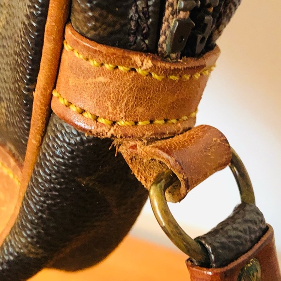 SOLD!!! Authentic Louis Vuitton Clutch in Monogram - Picture 15 of 16